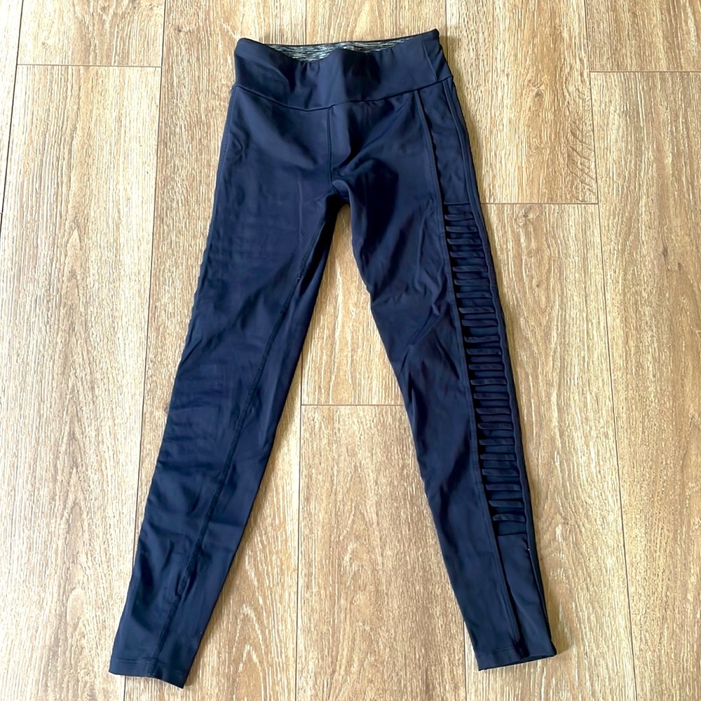 ATHLETIC LEGGING DESIGN DETAIL ON THE LEGS